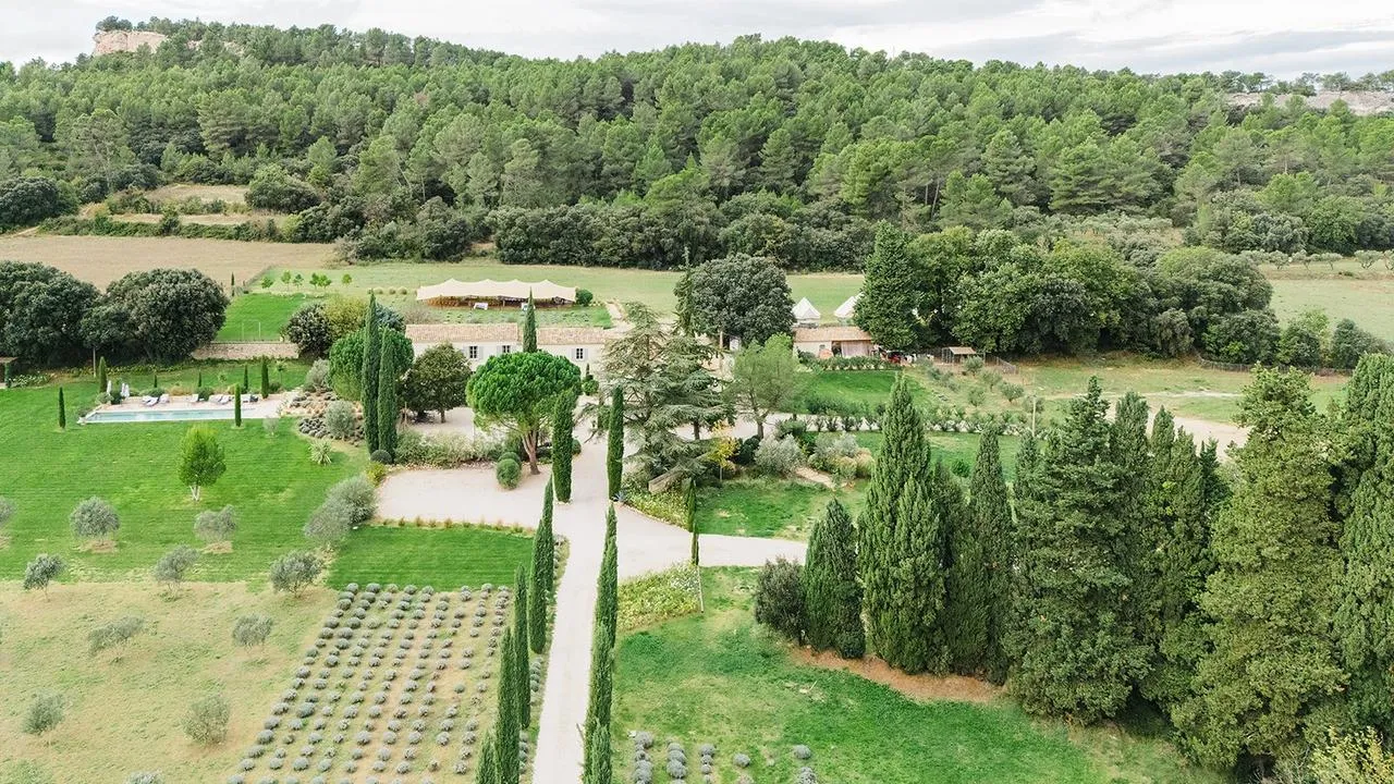 Le Mas des Costes, Orgon, France: площадка для мероприятий
